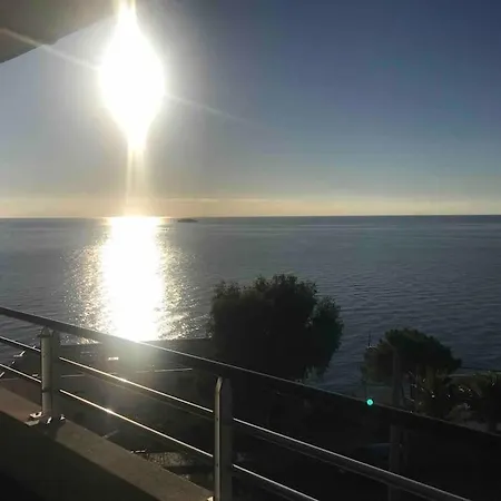 Bastia, Face A La , 100 M Apartman *